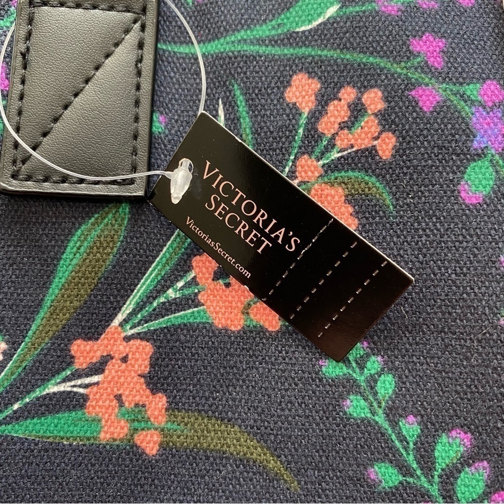 New w/Tag Victoriaβs Secret weekender beach flora print spacious bag - Picture 13 of 15